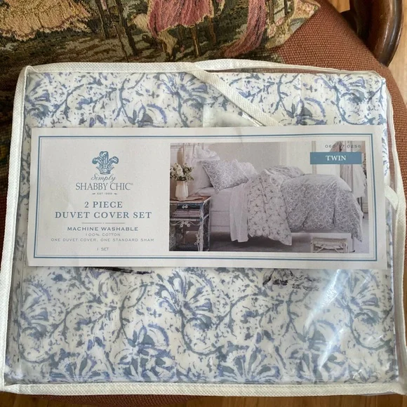 New in package Simply shabby Chic by Rachel Ashwell 2 piece duvet set Twin size